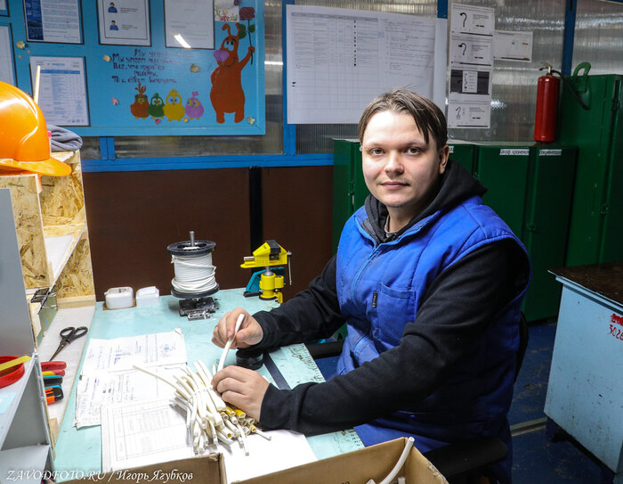 Из серии «Именно они делают Россию великой» - снято мной на АО «Завод «Инвертор» (входит в структуру ГК «Акрон Холдинг»)