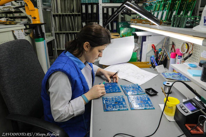 Из серии «Именно они делают Россию великой» - снято мной на АО «Завод «Инвертор» (входит в структуру ГК «Акрон Холдинг»)