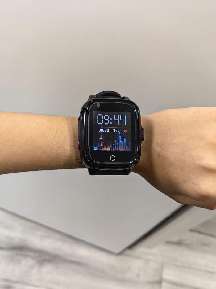 В коробочке не успела их сфоткать, новый владелец быстро их достал.