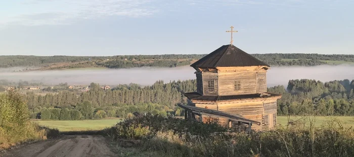 Утро в деревне на горе - Деревня, Утро, Туман, Часовня, Море