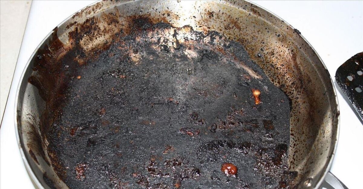Подгорела эмалированная кастрюля. Ржавчина на чугунной сковороде. Старая сковородка. Burning food. Сожженная кастрюля.