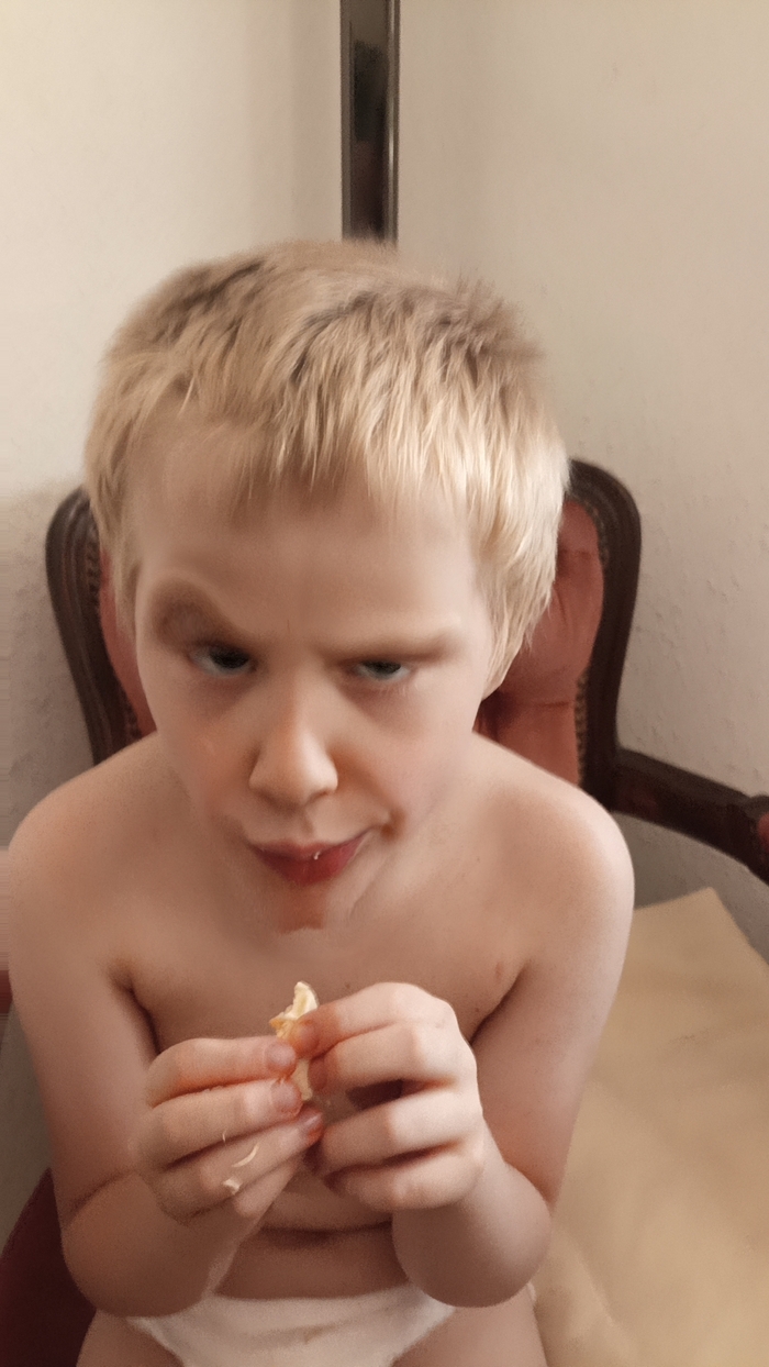 Этот момент, когда хочешь сфотографировать четырёхлетнего сына,, а он басом тебе говорит: "батя, иди на***!!!