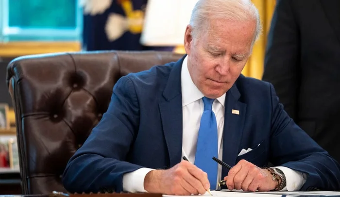 Biden signs new sanctions that will gradually reduce daylight hours in Russia - Humor, Memes, Politics, Joe Biden, Sanctions, Daylight hours