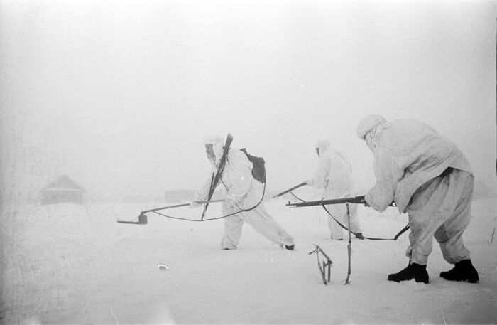 Саперы Юго-Западного фронта в маскхалатах ведут разминирование окраины деревни. 1942 г.