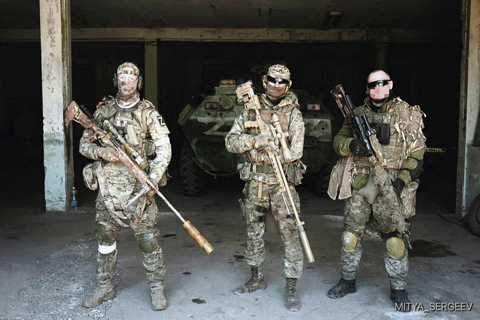 Российские военнослужащие со снайперскими винтовками (слева направо) Steyr-Mannlicher SSG 08, СВ-98 (с алюминиевой ложей) и СВД