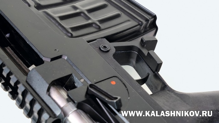 Защёлка магазина у СВ-98М интегрирована в спусковую скобу и имеет сложнйю форму для обеспечения удобства работы с ней. На мой взгляд, защёлка переусложнена. Фото Михаила Дегтярёва