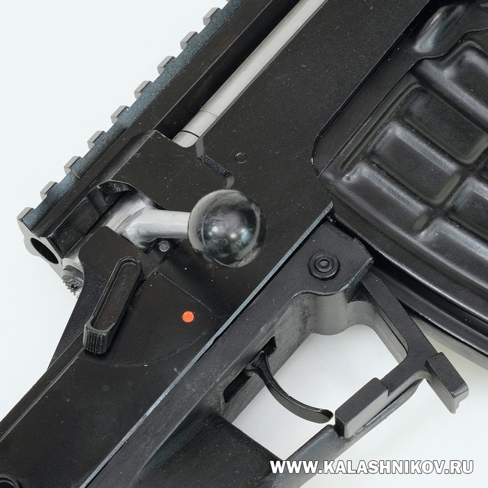 Элемент управления механизмом предохранения на винтовке СВ-98М расположен на правой стороне ствольной коробки. Флажок обеспечивает удобный тактильный и визуальный контроль состояния УСМ. Фото Михаила Дегтярёва
