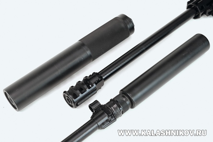 Прибор малошумной стрельбы (ПМС) крепится на ствол СВ-98М с помощью резьбового соединения и имеет существенно больший объём, по сравнению с комплектным устройством для СВ-98. Фото Михаила Дегтярёва