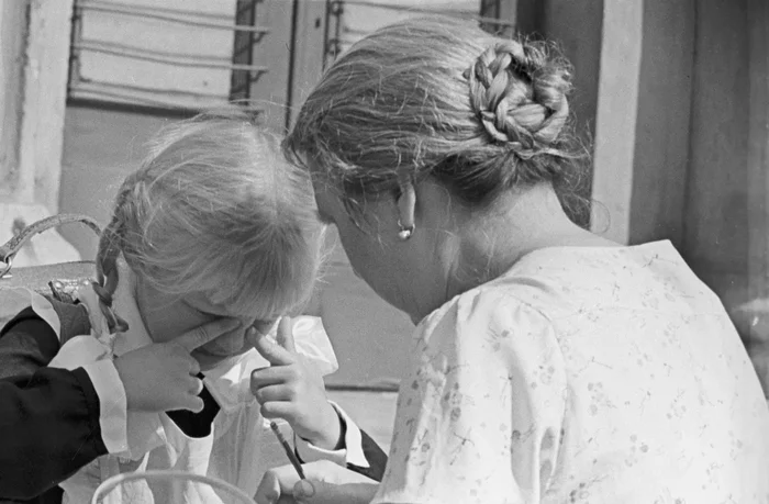 First time in first grade - the USSR, September 1, School, Pupils, 70th, 60th, First grader, Childhood in the USSR, Black and white photo, Memory, Joy, Tears, Childhood memories, Old photo, Film, Childhood, Photographer, 80-е, Made in USSR, Telegram (link), Longpost