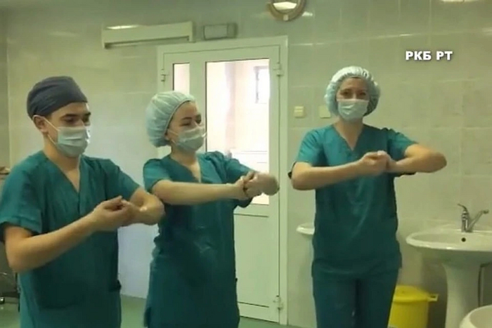 Врачи моются на операцию