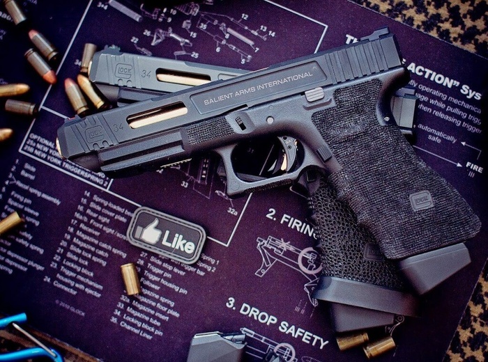 Патроны и гильзы на фото — всего лишь антураж из фантазий владельцев похожих на оружие предметов, предназначенных для метания в цель пластмассовых 6-мм шариков. Это Action Air IPSC...