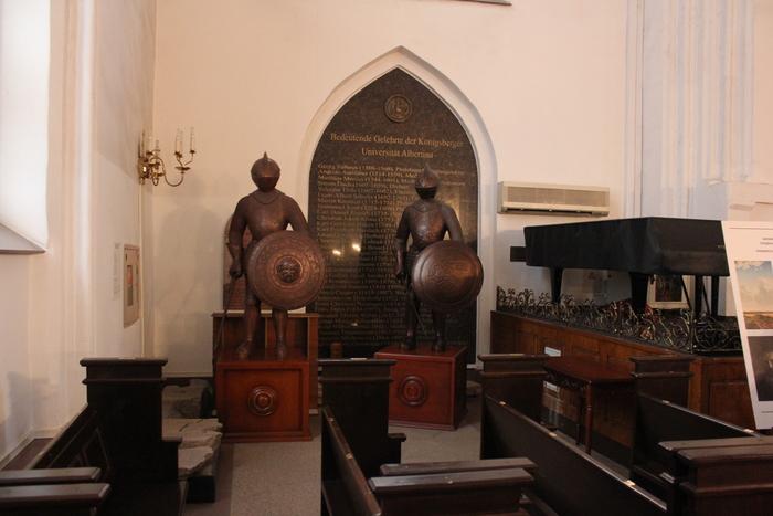 "Памятная доска" и доспехи рыцарей тевтонского ордена.