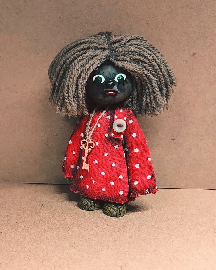 Домовёнок Кузя. Персонаж мультфильма. Фигурка выполнена в смешанной технике. Рост 13-15см. Подвижный. Голова, кисти, стопы из полимерной глины , окрашены акриловыми красками с защитным лаком. Рубаха из хлопка сшита в ручную. Волосы пряжа.