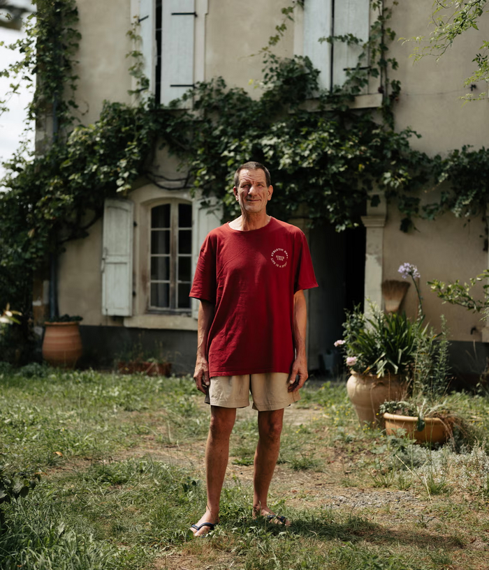 Матье Гротендик возле дома своего отца в Лассере во французских Пиренеях