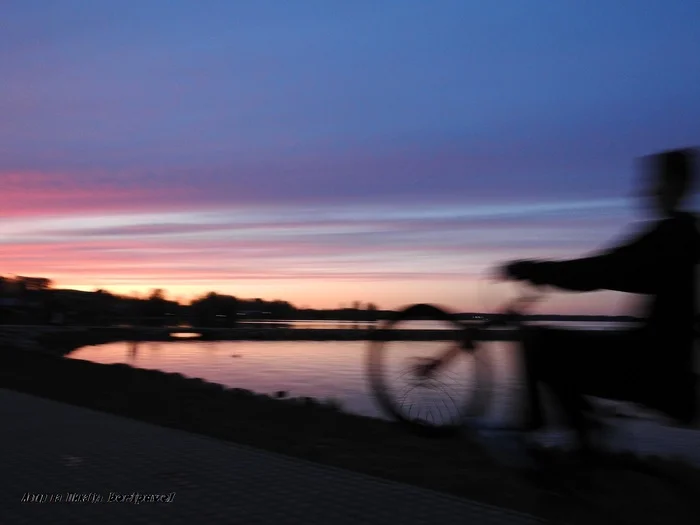 Driving off into the sunset. Fairytale Glade. Sunset in Valdai. 2024 - My, Valdai, Glade of Fairy Tales, Relaxation, Cyclist, Travels, Travel in Russia, Tourism, Туристы, Lake Valdai, Sunset, 2024, The photo