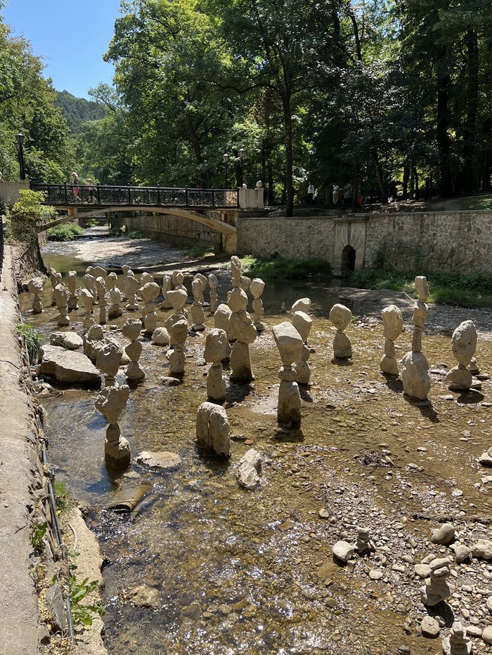 Привлекает.