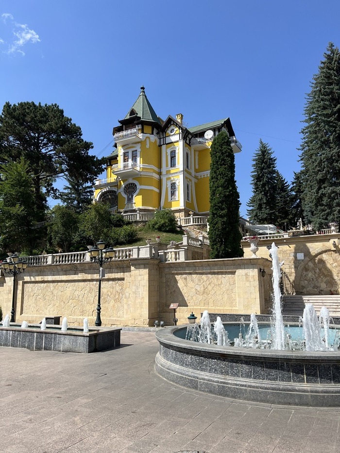 Пожалуй, самое красивое здание Кисловодска - Усадьба А.И. Твалчрелидзе