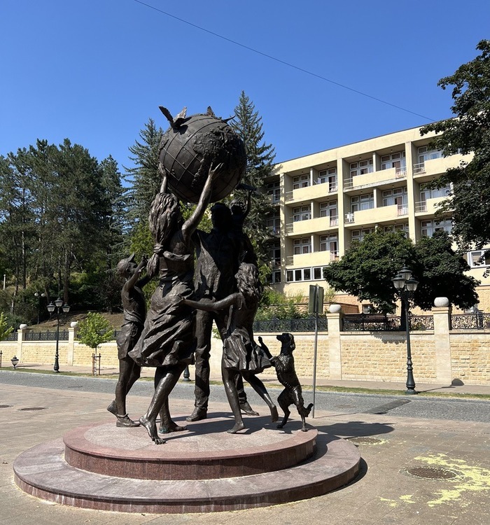 Памятник "Мир во всем мире"