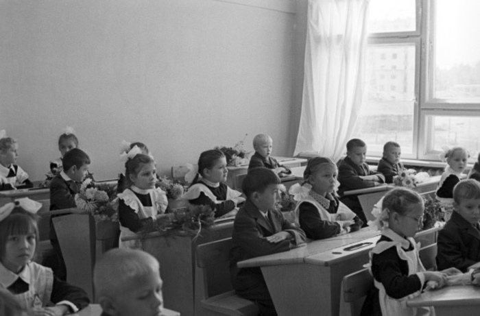 Ученицы первого класса, дочери летчиков-космонавтов Лена Гагарина и Ира Комарова (3 парта в центре).