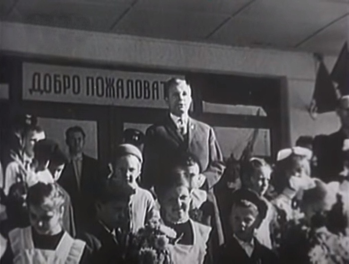 Папа первоклассницы Лены Гагариной на ступеньках школы в Зеленом (Звездном) городке, 1 сентября 1966 года