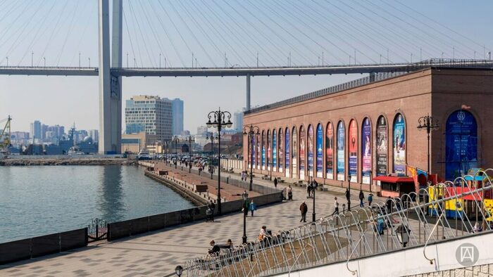 Владивосток. Набережная цесаревича. Фото: <a href="https://pikabu.ru/story/kakie_tsarskie_osobyi_gulyali_po_naberezhnoy_tsesarevicha_vladivostoka_11768324?u=https%3A%2F%2Fvk.com%2Fpodkorytovalexey&t=Alexey%20Podkorytov%20%2F%20%D0%92%D0%9A%D0%BE%D0%BD%D1%82%D0%B0%D0%BA%D1%82%D0%B5&h=09bb0de74c7ecfa11abcce10f374aeca3e062013" title="https://vk.com/podkorytovalexey" target="_blank" rel="nofollow noopener">Alexey Podkorytov / ВКонтакте</a>