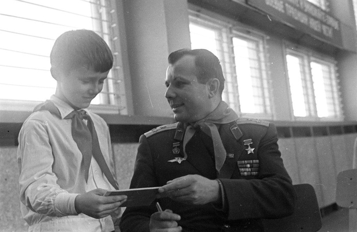 Пионерской дружине школы по инициативе пионеров было присвоено имя Гагарина. По этому случаю самого Юрия Алексеевича приняли в почетные пионеры