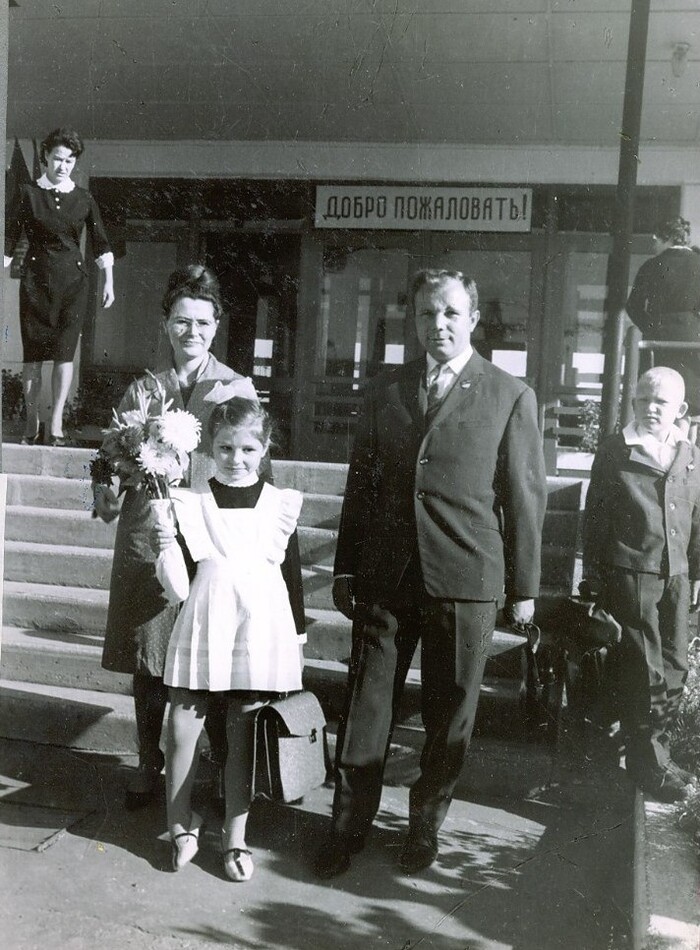 Фотография на крыльце школы в полном формате