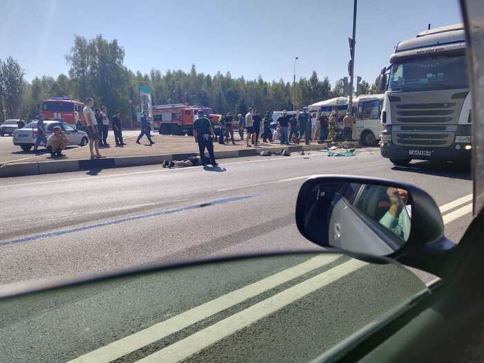 M1 highway, Smolensk region, turn to Vyazma (tank) - Road accident, Wagon, Bus, Video, Soundless