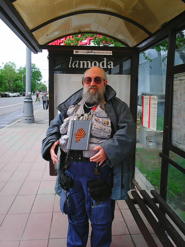 I am a photojournalist and my mother is smart - Delivery, Public transport, Courier, Anatoly Wasserman, The photo, Bus stop