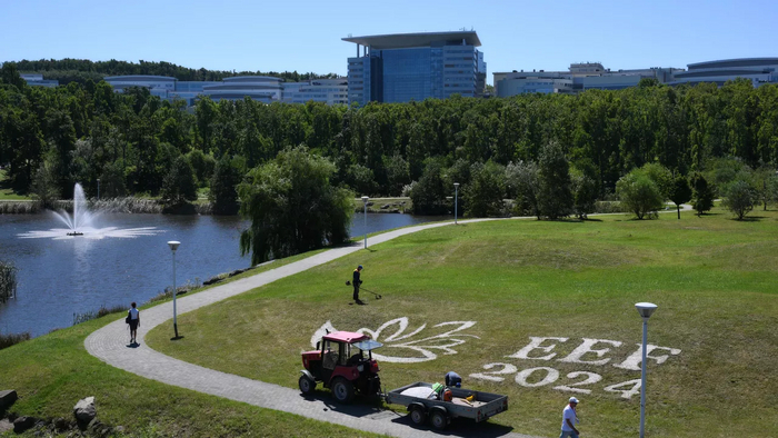 Прохожие в кампусе ДВФУ в преддверии Восточного экономического форума во Владивостоке. Архивное фото