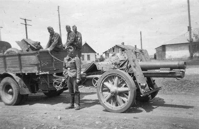 Тяжелое пехотное орудие sIG 33 (150-мм) на прицепе у грузовика. В кузове грузовика также находится легкое пехотное орудие leIG 18 (75-мм)