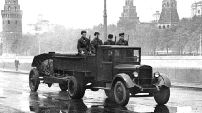 По ровному асфальту ЗиС-5 вполне может