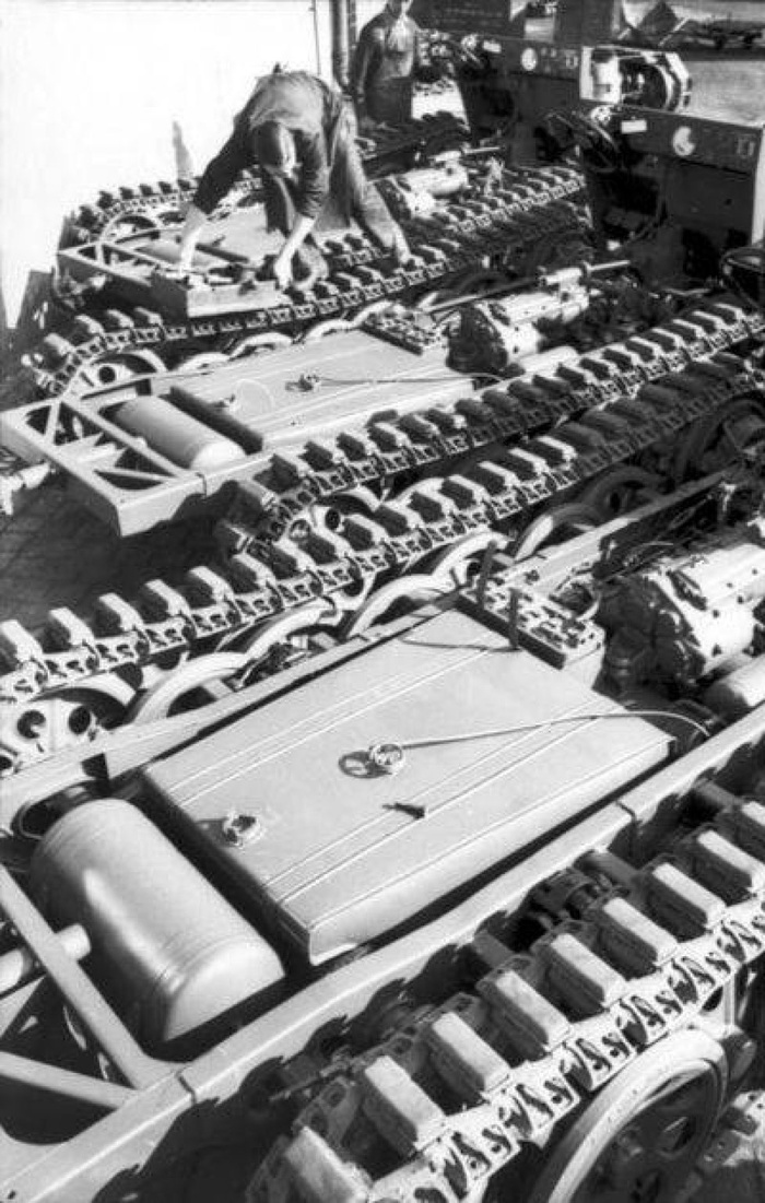 Обратите внимание на отверстия в каждом траке по краям. В них устанавливались цепи противоскольжения, что дополнительно повышало проходимость в некоторых условиях. И я не шучу про цепи