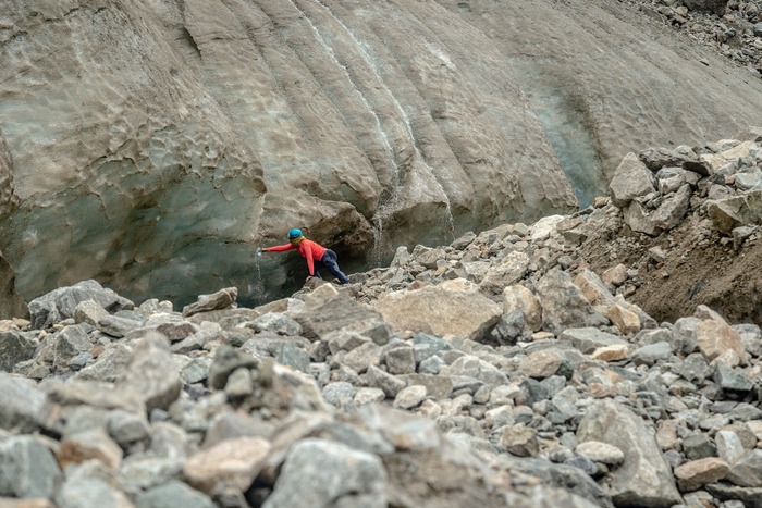 Лера пошла набирать воду и в этот момент угрожающе с ледника поехал вниз камушек. Завхоз грамотно среагировал.