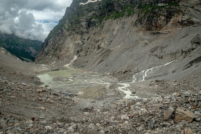 Все - зачехлено, кроме крупной осыпи слева.