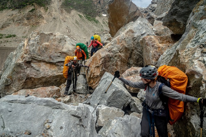 В окружении чемоданов.