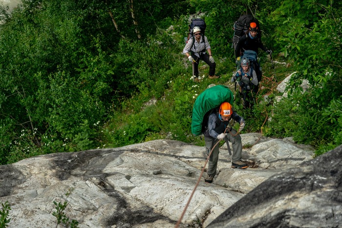Рома кайфует на веревке.