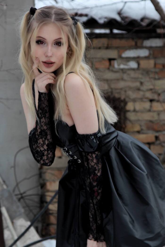 Фотки были сделаны зимой на улице для аутентичности. Очень сильно тогда замерзла, зато холод добавил бледности лицу :D