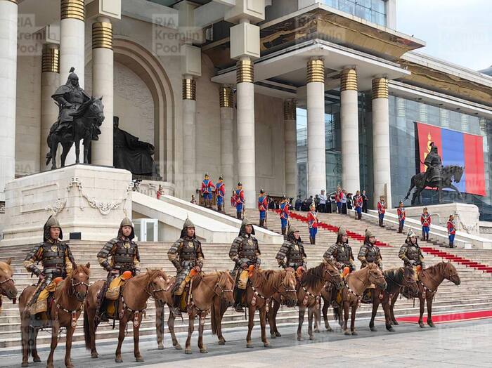 Cavalry escort for Putin's meeting with Mongolian President in Ulaanbaatar - Politics, Picture with text, The president