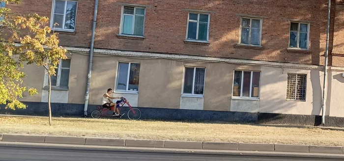 Reply to post What kind of bike is this? - My, Funny, Technics, A bike, Cyclist, Homemade, Riding, Electric transport, With your own hands, Ivan Kulibin, Reply to post, The photo