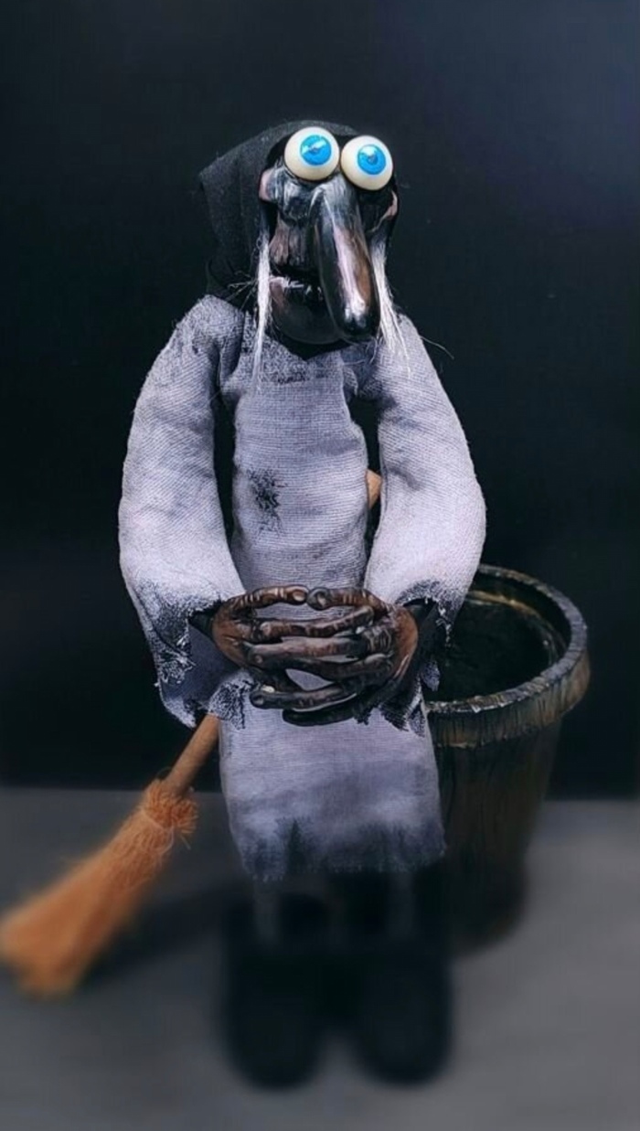 На бабуле валенки. Тоже ручная работа