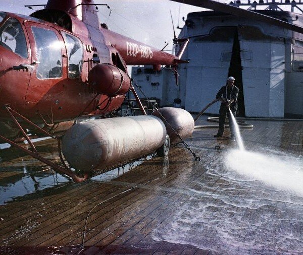 Вертолет Ми-1МГ на палубе