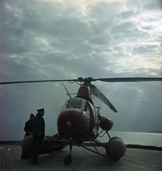 Вертолет Ми-1МГ на палубе