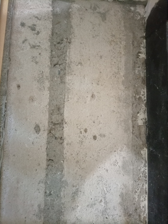 Примерно так выглядит штроба сверху. В ней арматура и сверху арматуры цементный раствор