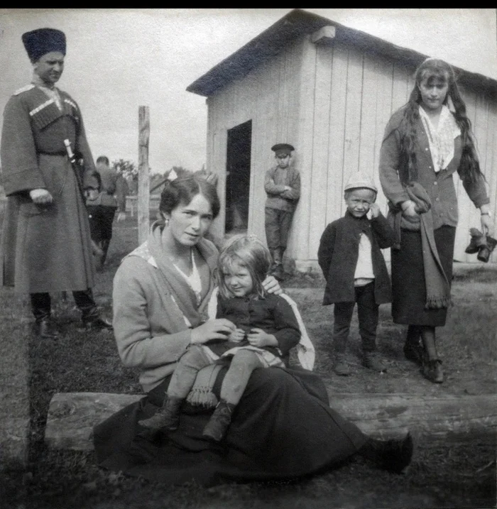 During a daytime walk along the banks of the Dnieper, the daughters of Nicholas II stopped by to chat with peasant children. Mogilev, 1916 - Princess, Nicholas II, Daughter, Walk, Dnieper, Mogilev, Children, Peasants, Staging, Российская империя, World War I, История России, History (science), Past, Historical photo, Romanovs