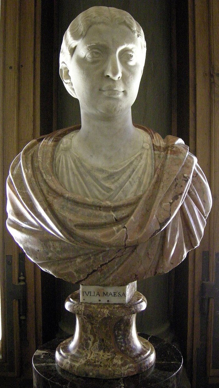 (Бюст одной из главных интриганок этой истории - Юлии Месы)