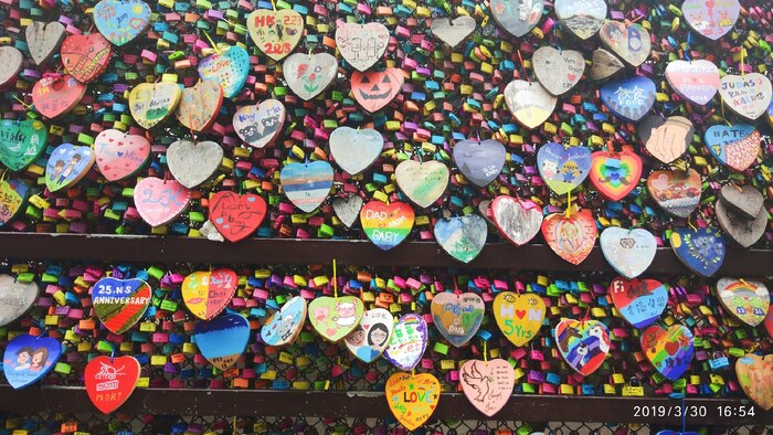 На главной улице помимо сувениров и еды есть очень милые моменты