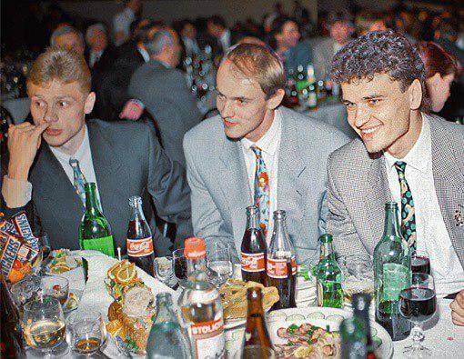 Moscow Spartak's banquet. Snickers, Coca-Cola, Stolichnaya on the table - everything as it should be, 1990s - The photo, Athletes, 90th, Footballers, Russia, Spartacus