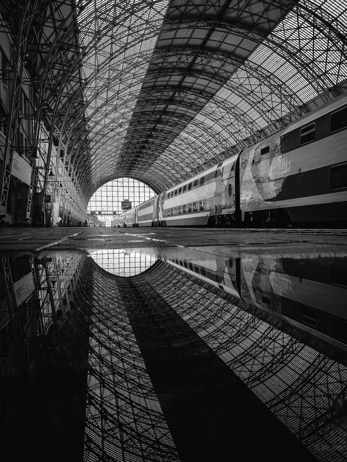 Kyiv railway station, Moscow - My, Mobile photography, Kievsky Railway Station, Reflection, Black and white, Realme, The photo, Symmetry