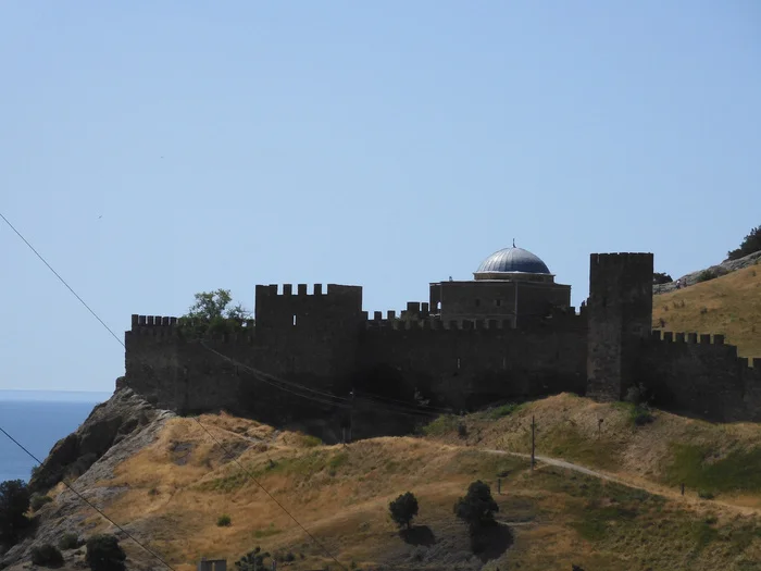 We are back from Crimea. We show the truth about holidays in Crimea. Genoese fortress. View of the wall - My, History, Local history, Architecture, Building, Crimea, Travels, Travel across Russia, sights, Cities of Russia, Туристы, Museum, The city of Sudak, Longpost, The photo